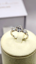 Sortija con 3 diamantes LGD Diamante central talla oval y los dos laterales talla pera