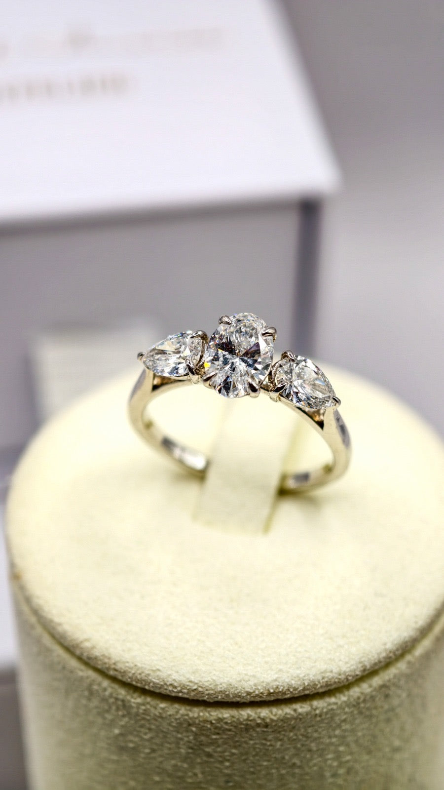 Sortija con 3 diamantes LGD Diamante central talla oval y los dos laterales talla pera