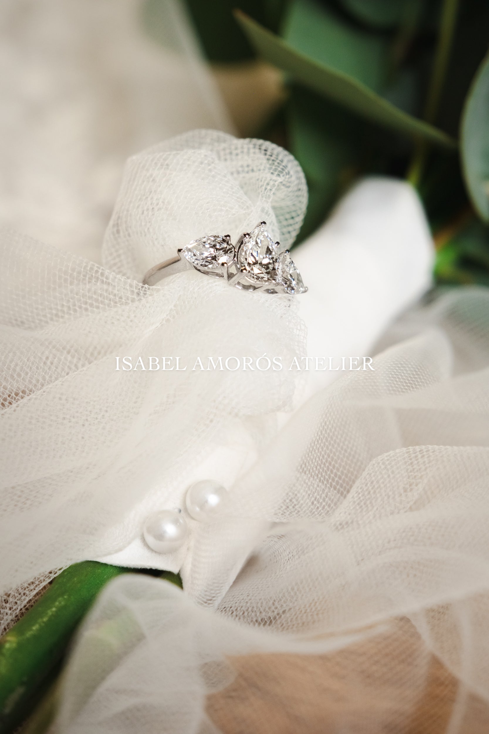 Sortija con 3 diamantes talla Pera LGD