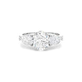 Sortija con 3 diamantes LGD Diamante central talla oval y los dos laterales talla pera