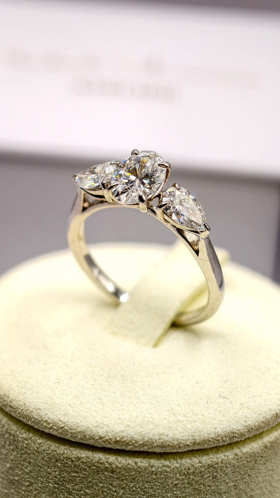Sortija con 3 diamantes LGD Diamante central talla oval y los dos laterales talla pera